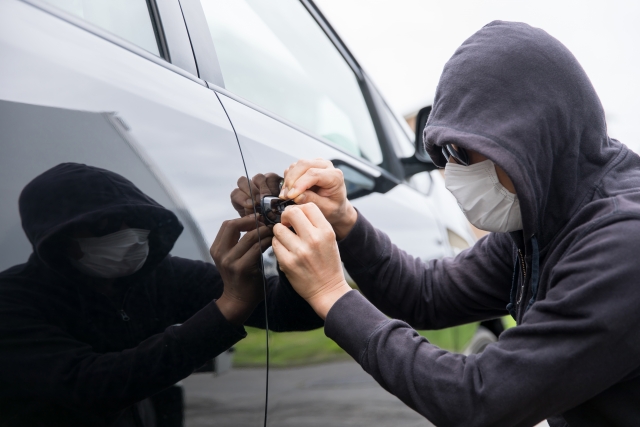 【自動車保険】車が盗難されたら保険金は支払われる？等級はどうなる？